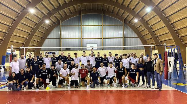 Le due squadre insieme in posa a fine partita